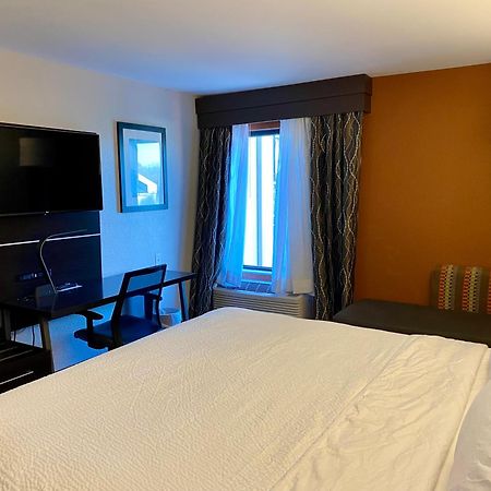 Holiday Inn Express Metropolis By Ihg Екстер'єр фото