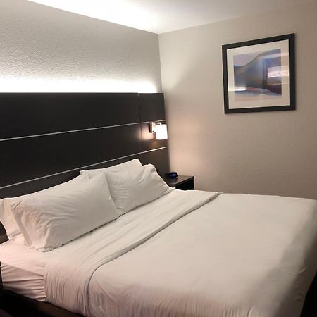 Holiday Inn Express Metropolis By Ihg Екстер'єр фото
