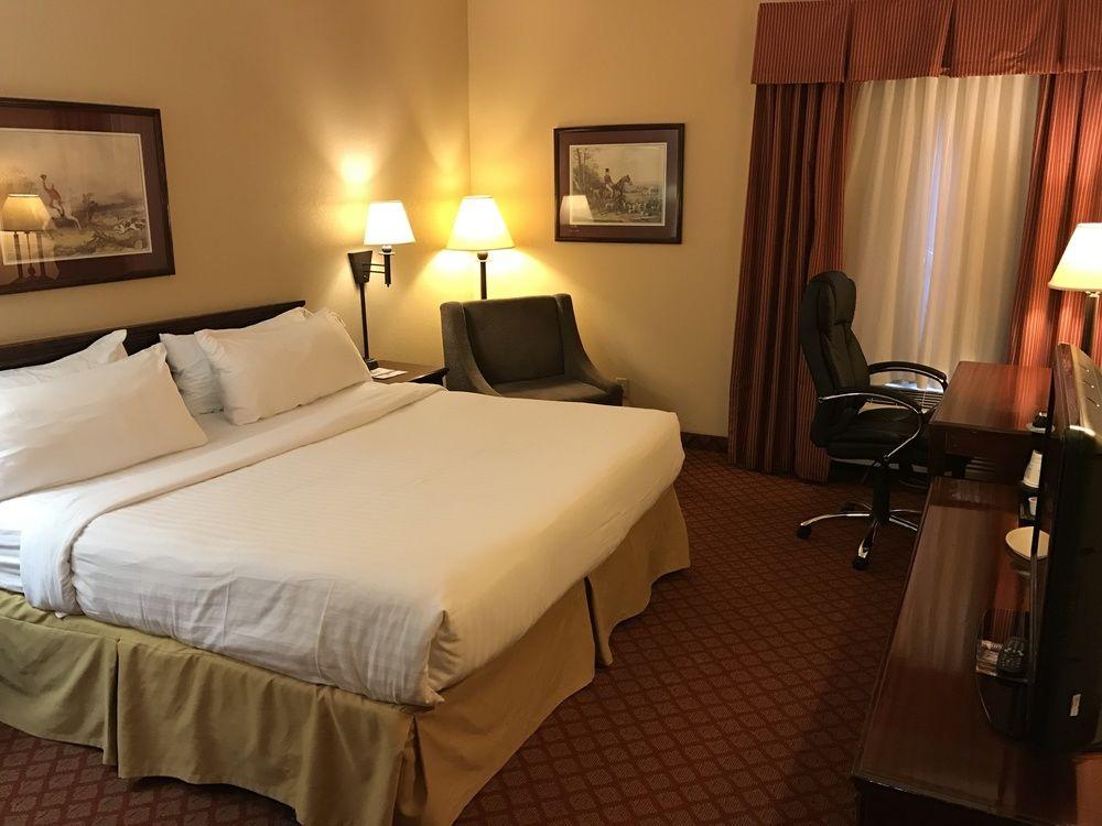 Holiday Inn Express Metropolis By Ihg Екстер'єр фото