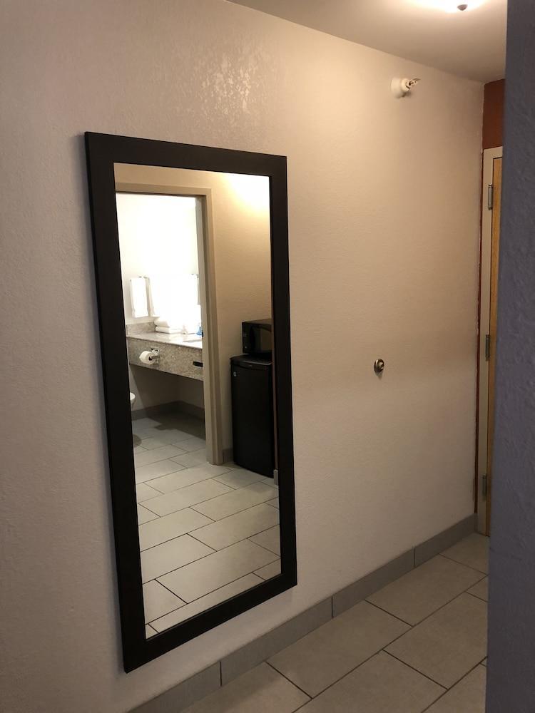 Holiday Inn Express Metropolis By Ihg Екстер'єр фото