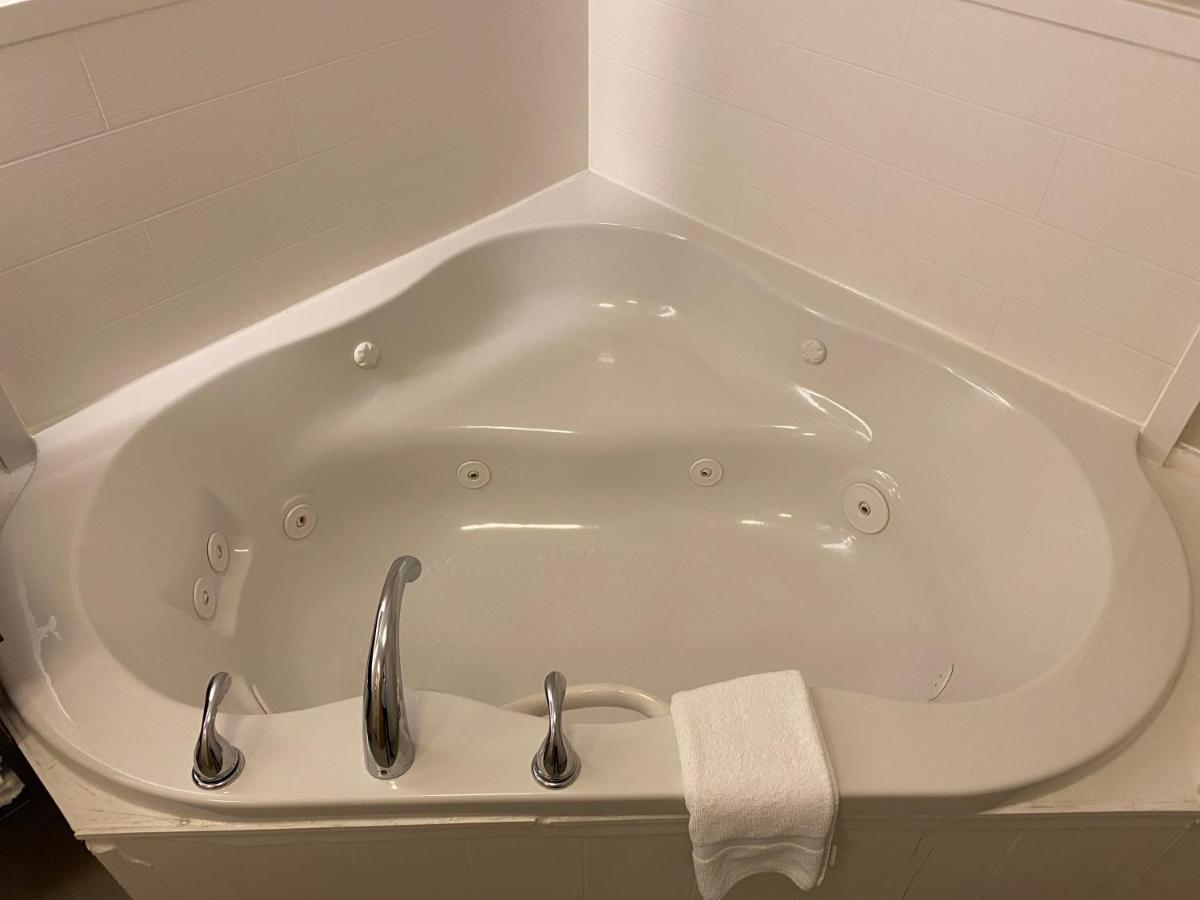 Holiday Inn Express Metropolis By Ihg Екстер'єр фото