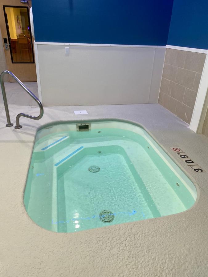 Holiday Inn Express Metropolis By Ihg Екстер'єр фото