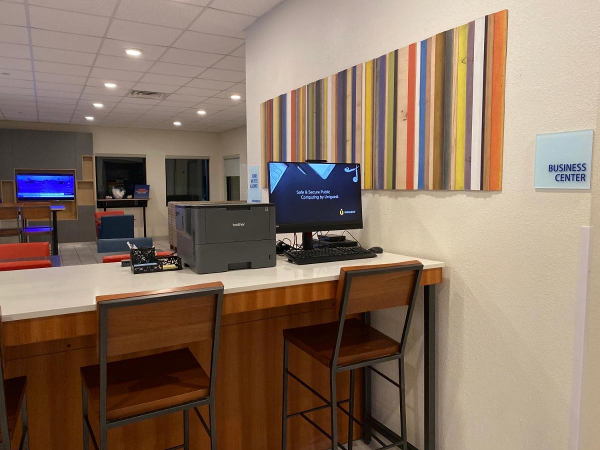 Holiday Inn Express Metropolis By Ihg Екстер'єр фото