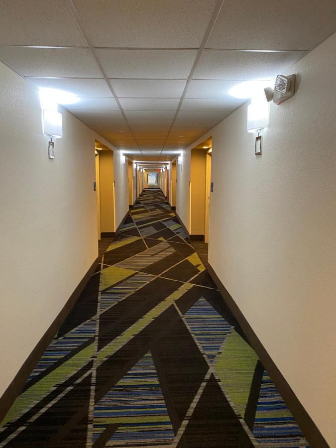 Holiday Inn Express Metropolis By Ihg Екстер'єр фото