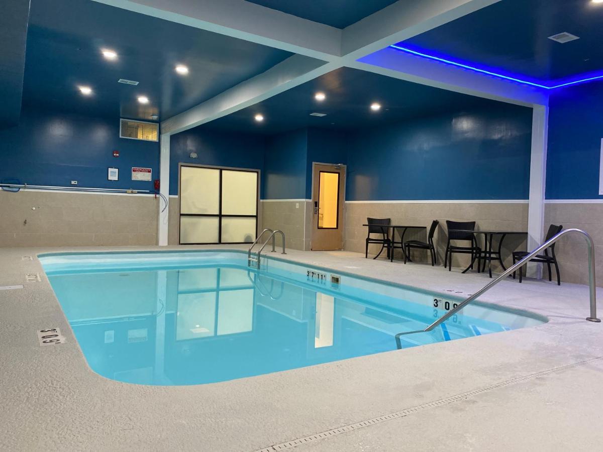 Holiday Inn Express Metropolis By Ihg Екстер'єр фото