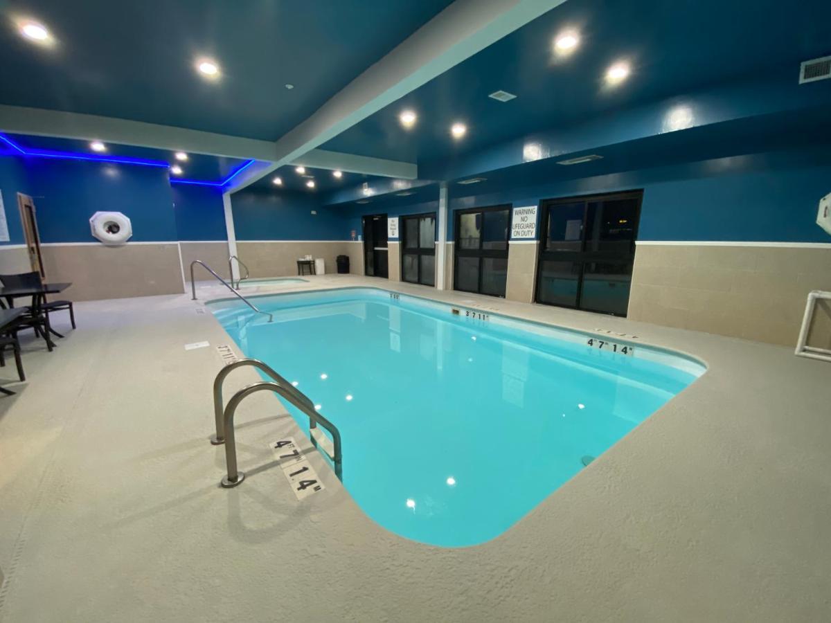 Holiday Inn Express Metropolis By Ihg Екстер'єр фото