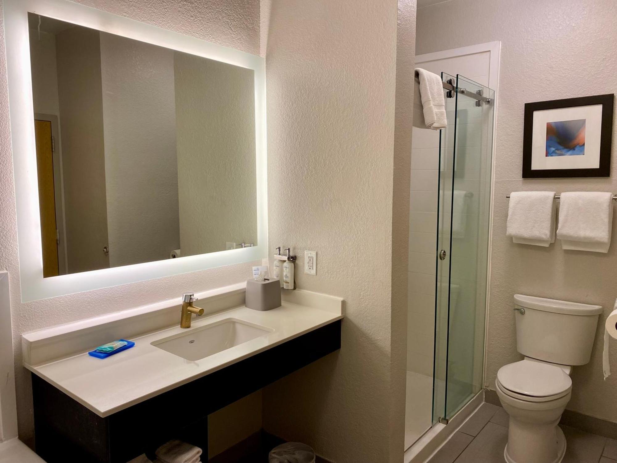 Holiday Inn Express Metropolis By Ihg Екстер'єр фото