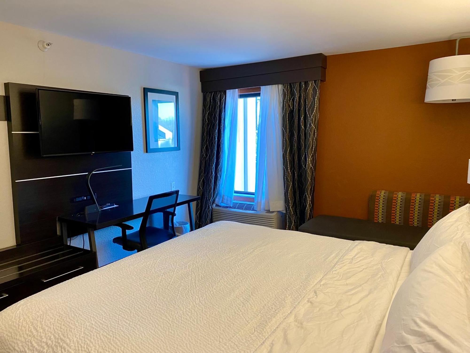 Holiday Inn Express Metropolis By Ihg Екстер'єр фото