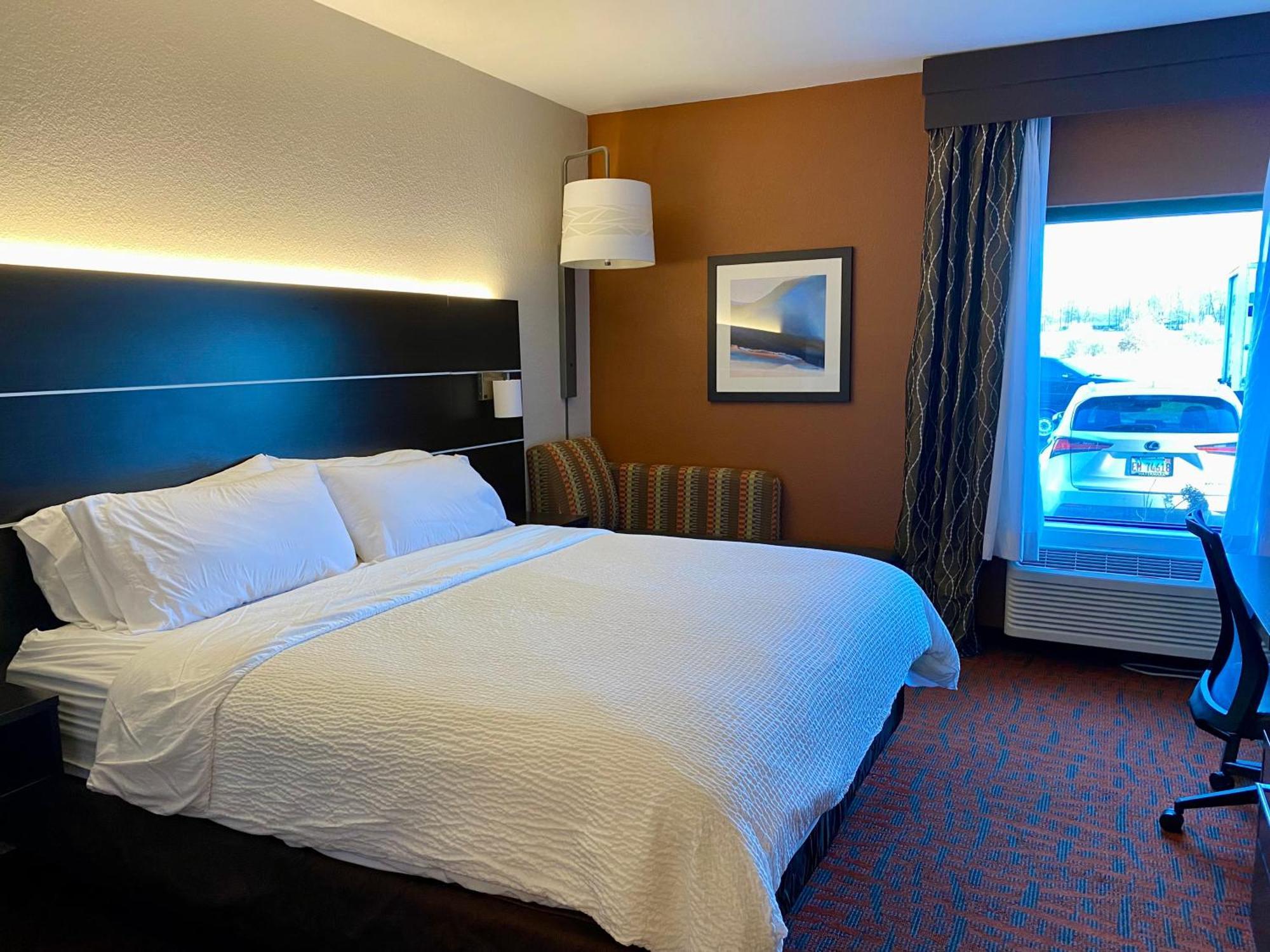 Holiday Inn Express Metropolis By Ihg Екстер'єр фото