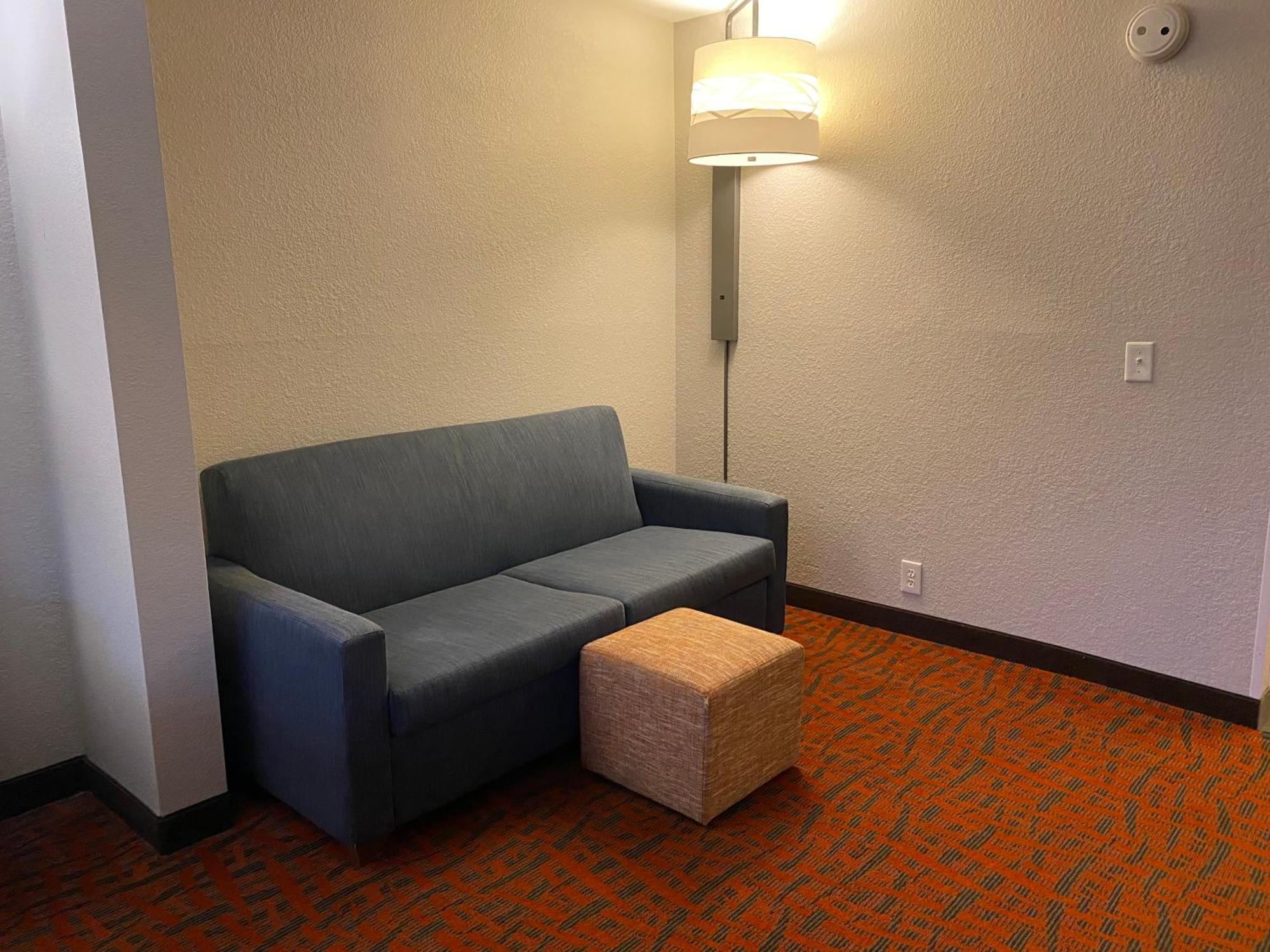 Holiday Inn Express Metropolis By Ihg Екстер'єр фото