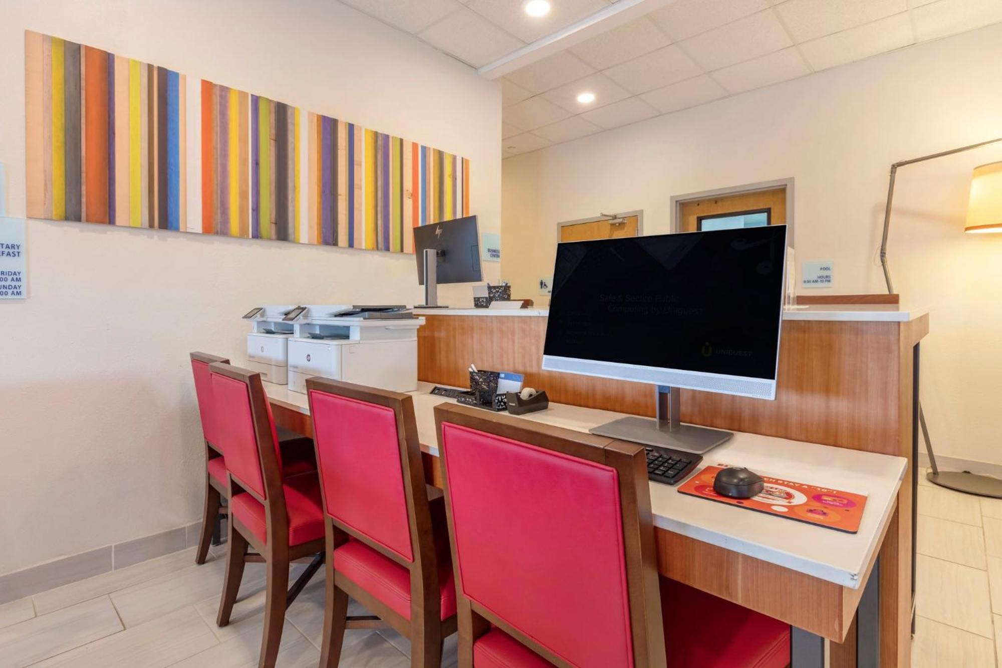 Holiday Inn Express Metropolis By Ihg Екстер'єр фото