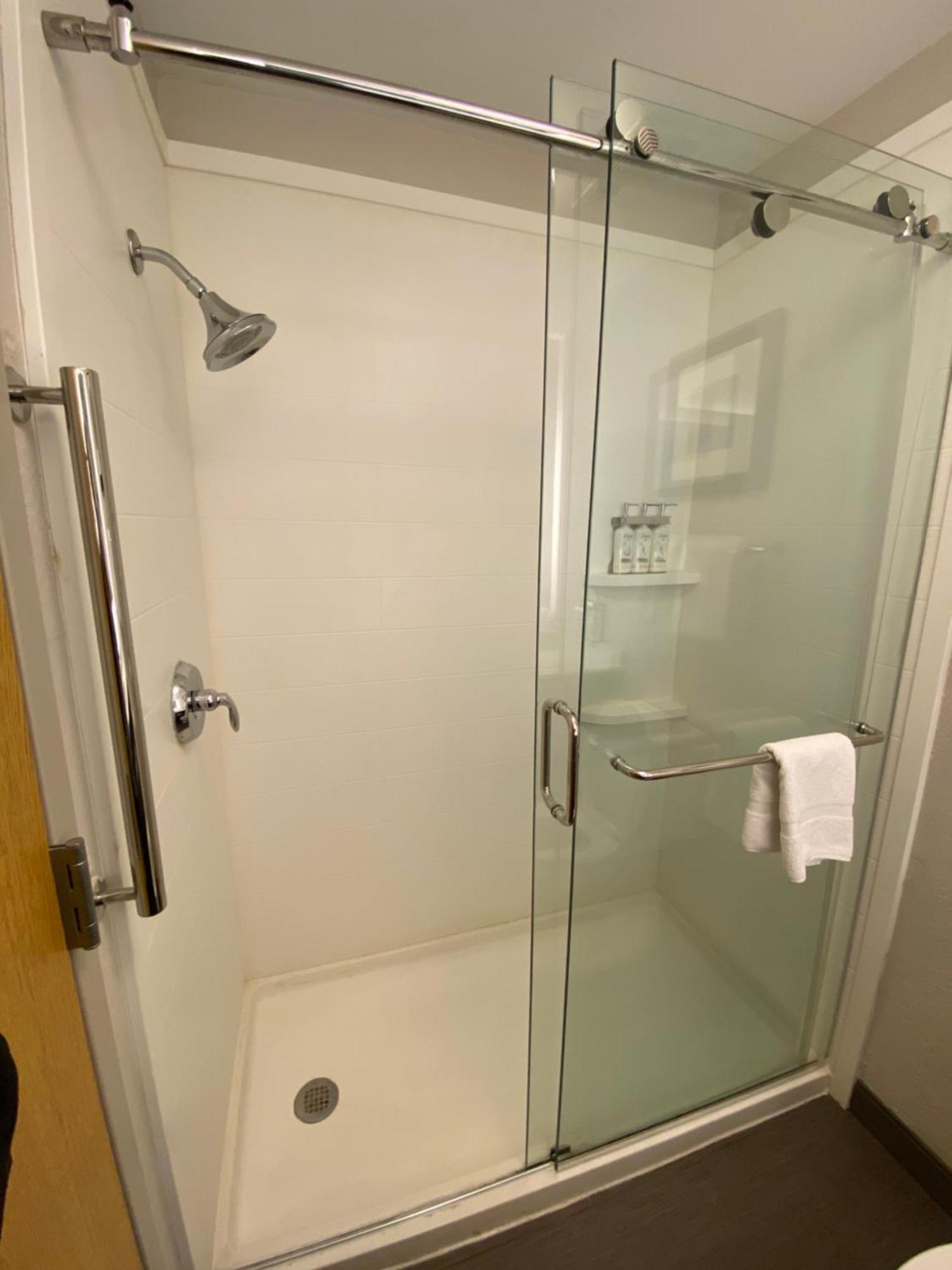 Holiday Inn Express Metropolis By Ihg Екстер'єр фото