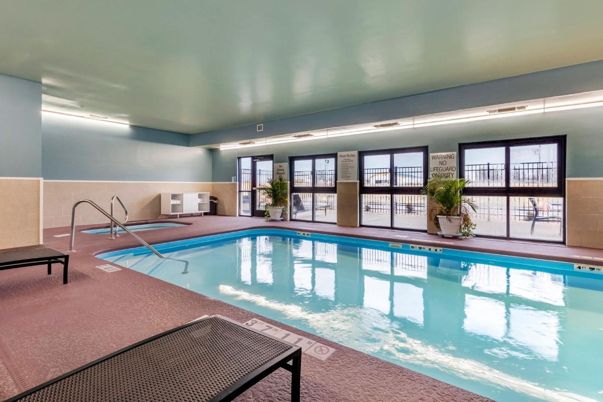 Holiday Inn Express Metropolis By Ihg Екстер'єр фото