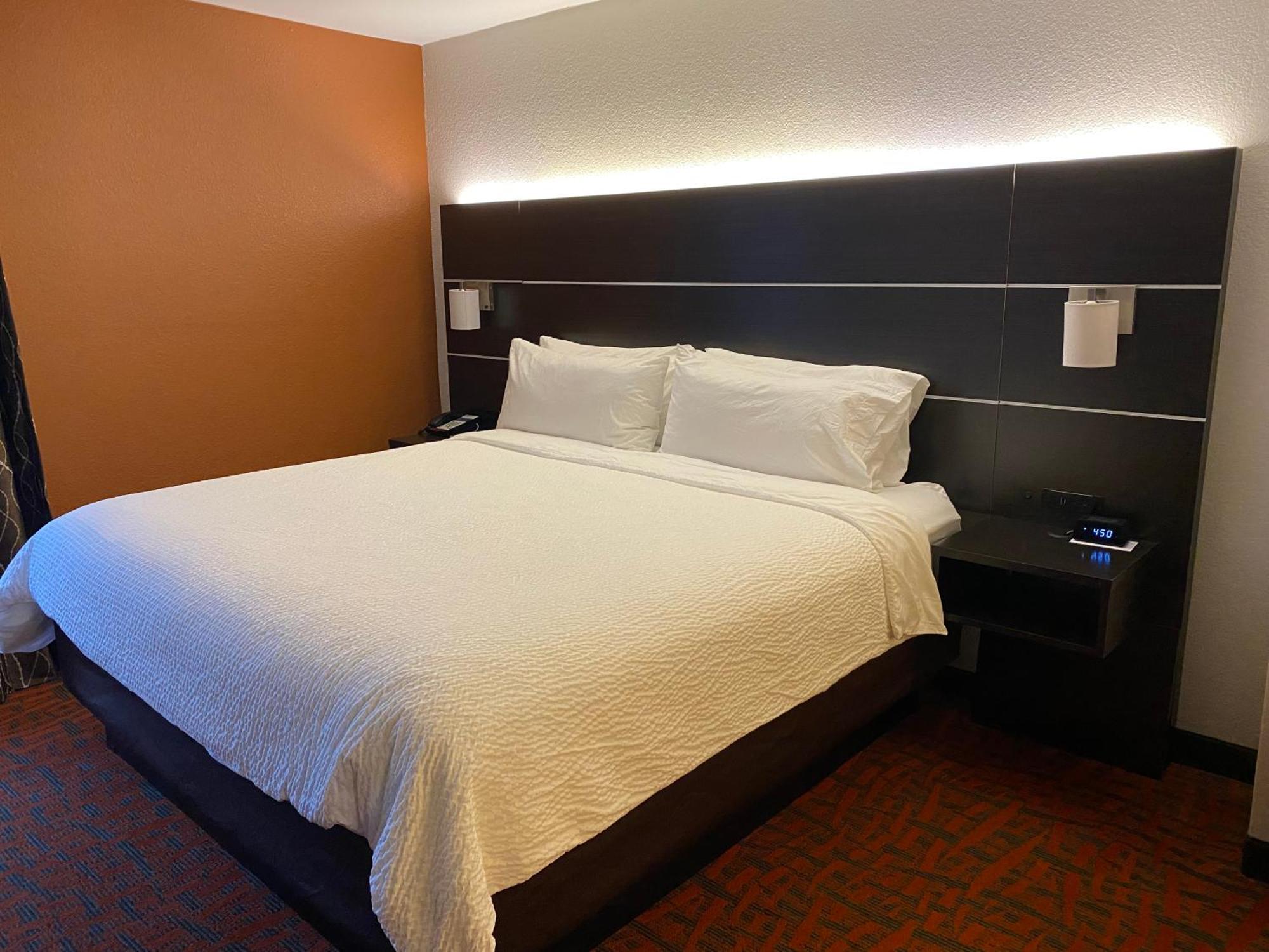 Holiday Inn Express Metropolis By Ihg Екстер'єр фото