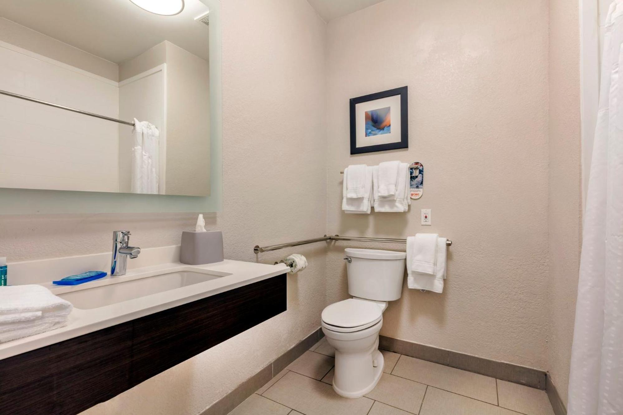 Holiday Inn Express Metropolis By Ihg Екстер'єр фото