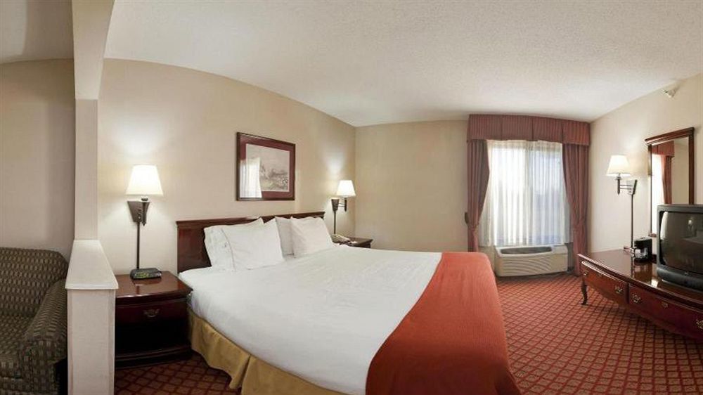 Holiday Inn Express Metropolis By Ihg Екстер'єр фото