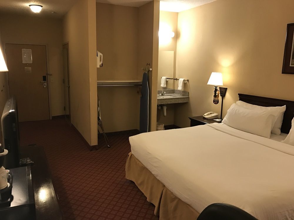 Holiday Inn Express Metropolis By Ihg Екстер'єр фото