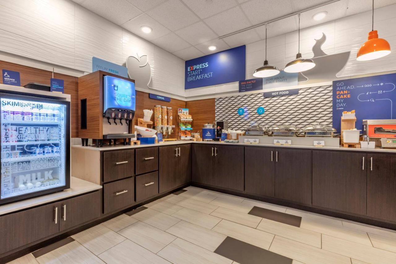 Holiday Inn Express Metropolis By Ihg Екстер'єр фото