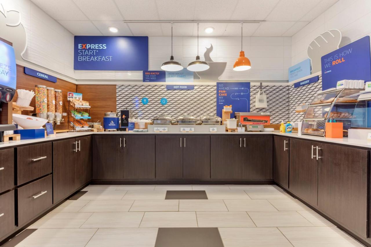 Holiday Inn Express Metropolis By Ihg Екстер'єр фото