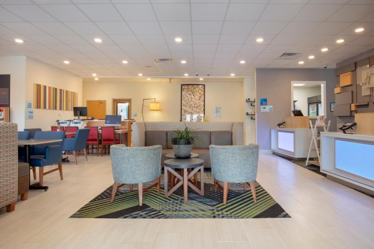 Holiday Inn Express Metropolis By Ihg Екстер'єр фото