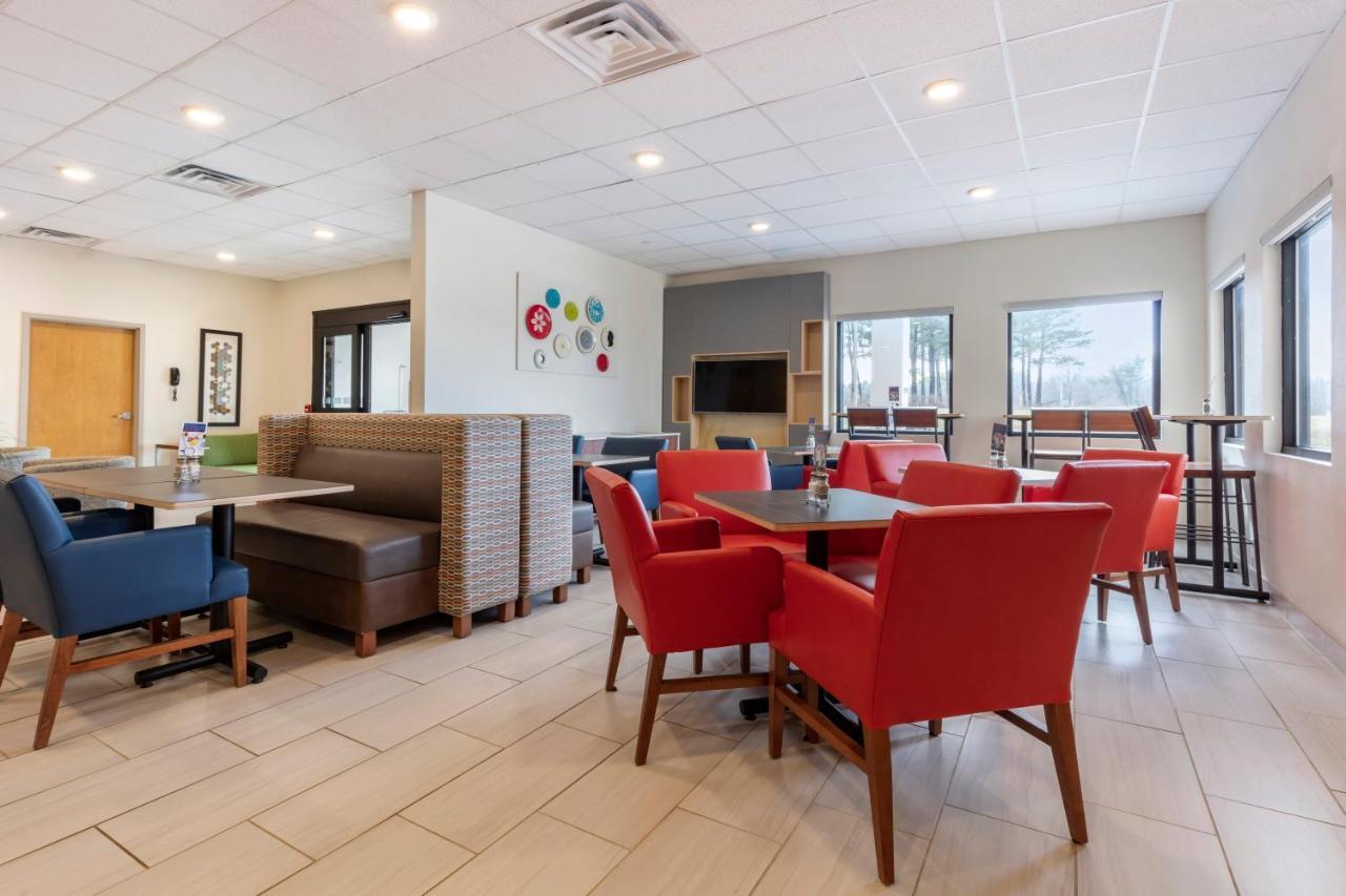 Holiday Inn Express Metropolis By Ihg Екстер'єр фото