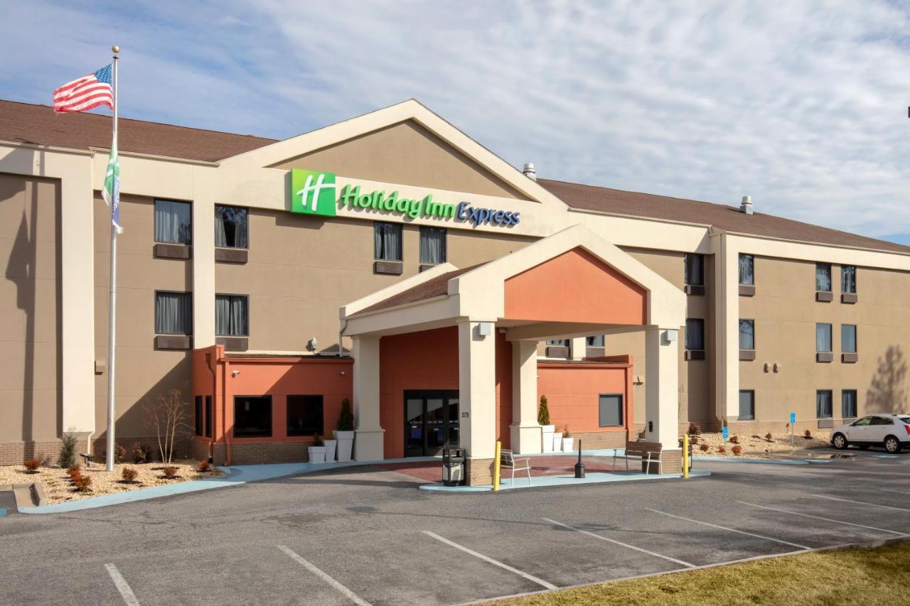 Holiday Inn Express Metropolis By Ihg Екстер'єр фото