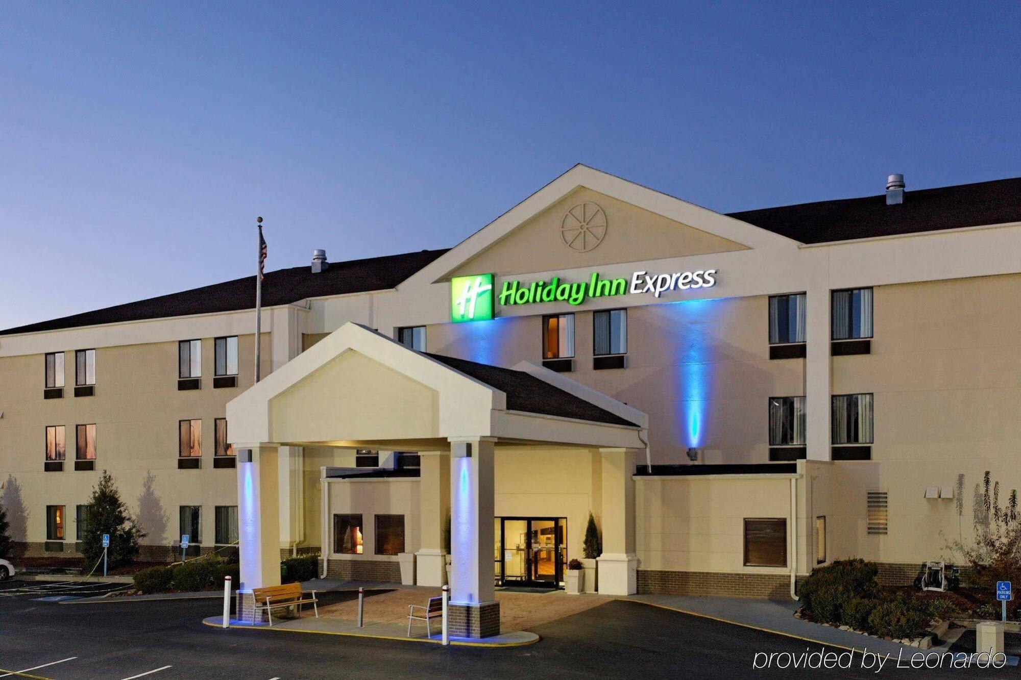 Holiday Inn Express Metropolis By Ihg Екстер'єр фото