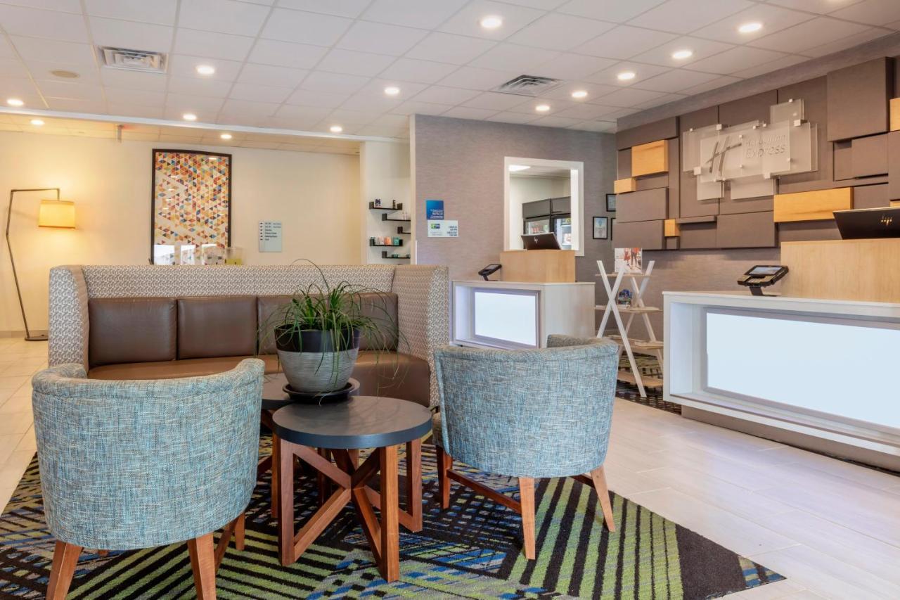 Holiday Inn Express Metropolis By Ihg Екстер'єр фото