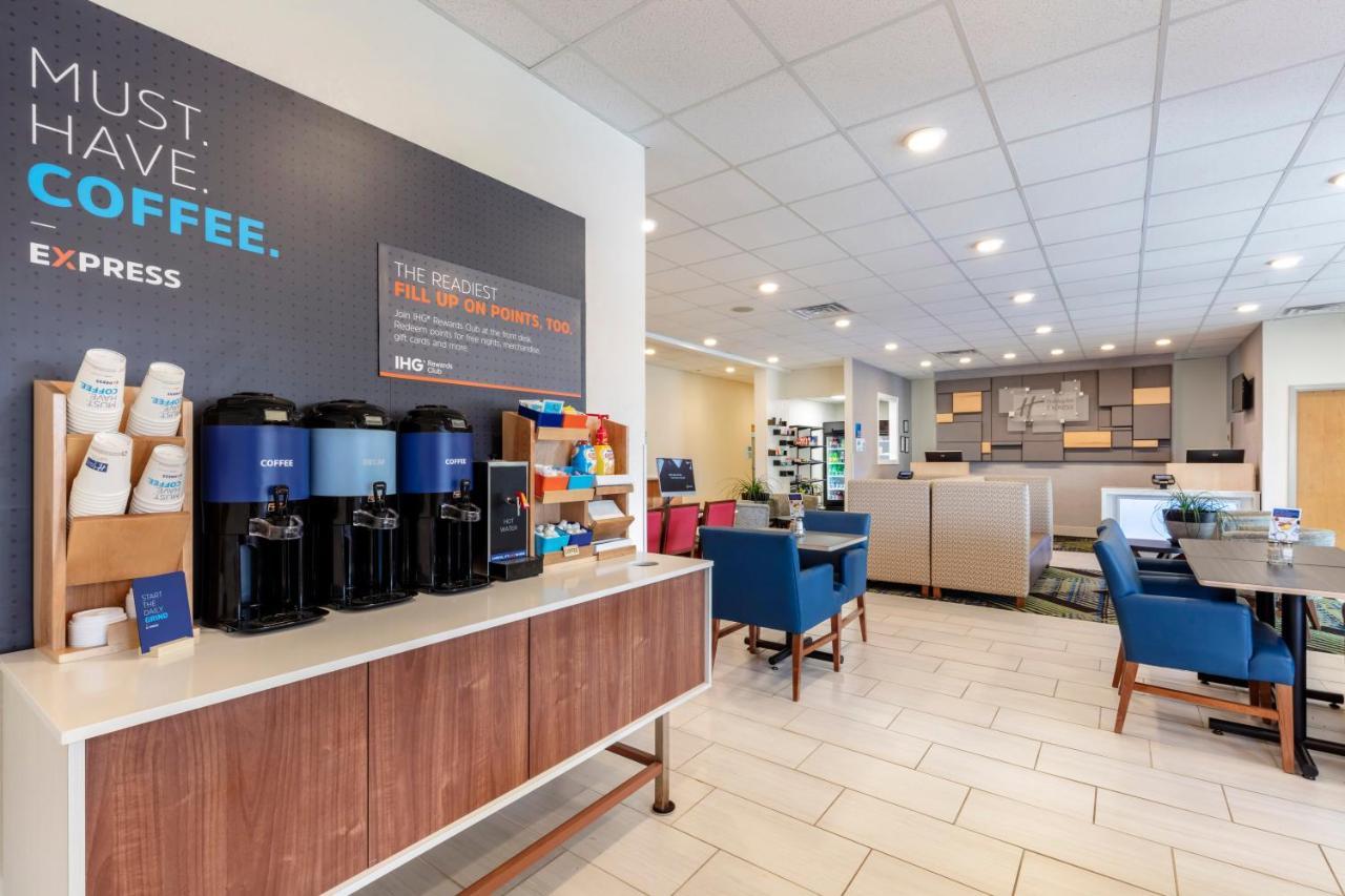 Holiday Inn Express Metropolis By Ihg Екстер'єр фото