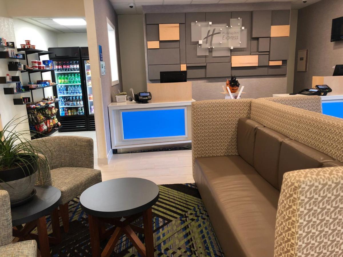 Holiday Inn Express Metropolis By Ihg Екстер'єр фото